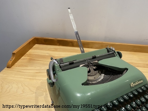 I love this paper support/end of page indicator device. Typewriters should always have these.