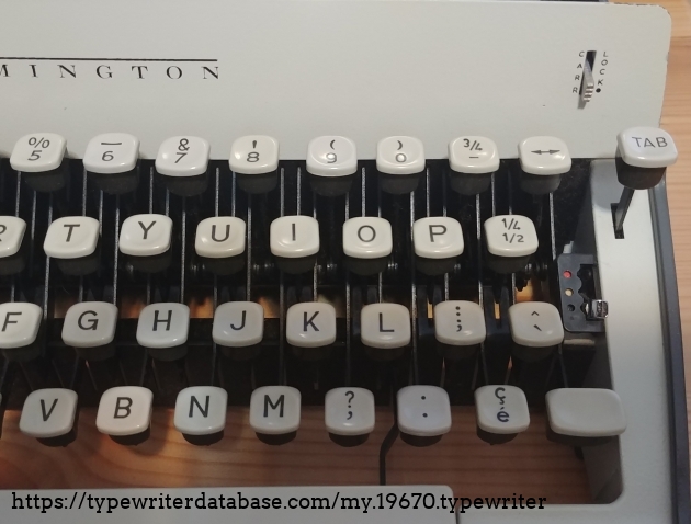 Carriage lock on the right of the face and TAB key and ribbon colour selector on the right side of the keyboard.