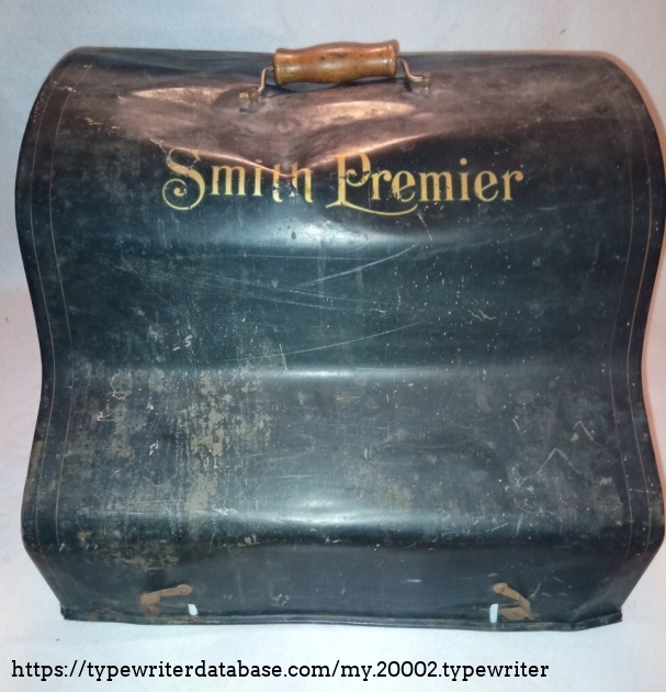 I bought this original Smith Premier suitcase with the Smith Premier No.5 typewriter. It's a bit dented, I want to fix it.
