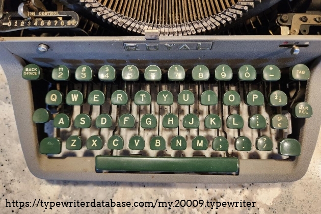 1953 Royal QDL Non-winged keyboard view