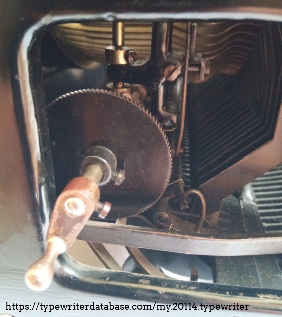 This gear provides the drive of the ribbon, this wheel is moved by spear pawls that move when you press a button. The ribbon is therefore moved every time a write key is pressed (not the space bar), and not, as is the case with other typewriters, by the movement of the carriage spring housing, as for example with the Triumph.