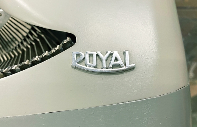 Royal "Royalite" from the maker logo above the keyboard...