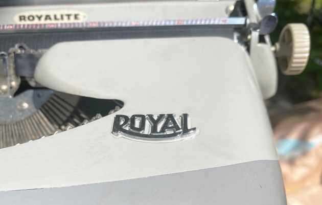 Royal "Royalite" from the maker logo above the keyboard...