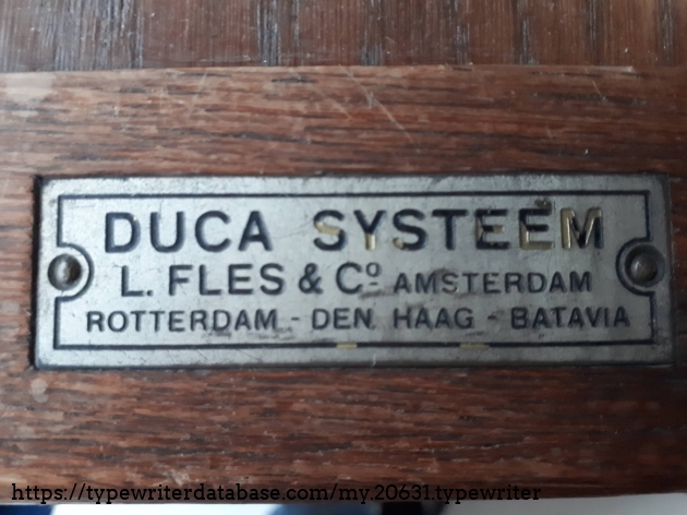 A Duca system from one of the L fles en Co shops, presumably some kind of index card system. Currently using it to hold letters from typepals.