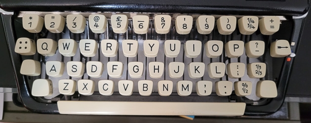 1969 Olympia Splendid 66 keyboard closeup