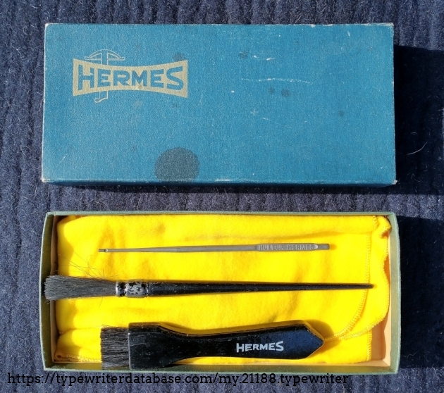 Second box I got with a cleaning cloth, two more brushes and a Hermes branded oiler