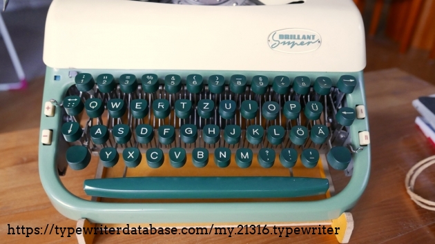 They call this colour scheme "ivory - green". On the left of the keyboard you can see the tab settings, on the right the single-spacing - double-spacing selector. The keys became a little bit greyish over the years. I do hope I can brush it up with salad oil.