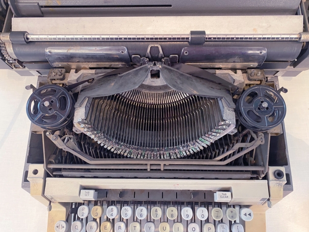 Olivetti "Linea 98" from under the hood...