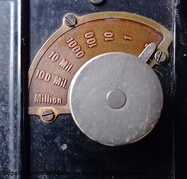 This is the decimal tabulator. The decimal places are selected by turning the knob