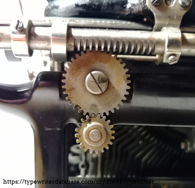 when the knob of the decimal tabulator is turned at the front, the gears rotate and the top rod shifts.