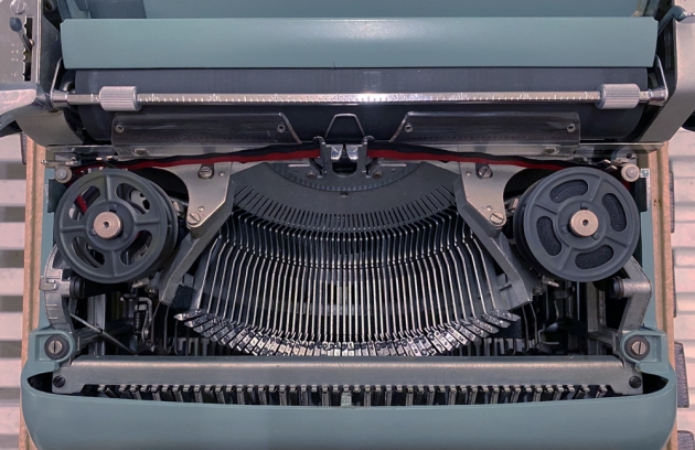 Olivetti "Studio 44" from under the hood...