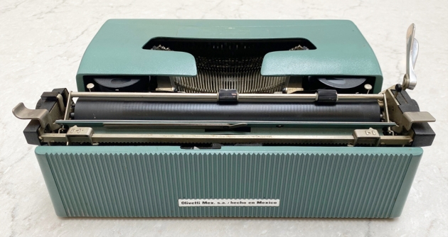 Olivetti "Lettera 32" from the back...