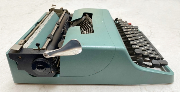 Olivetti "Lettera 32" from the left side...