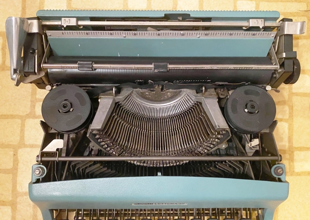 Olivetti "Lettera 32" from under the hood...