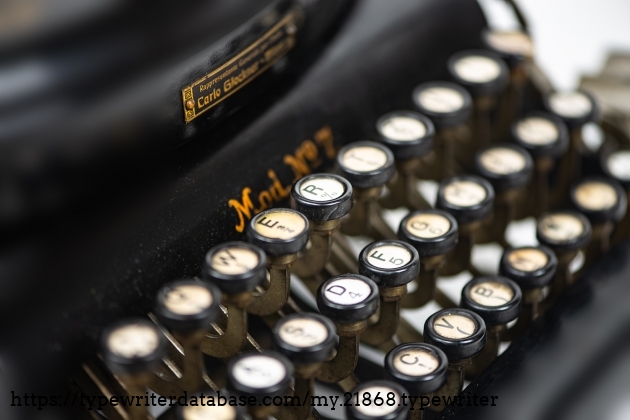 This Adler has an Italian layout, it was sold in Italy, and here there is a little plate with the Italian reseller of the Adler typewriters, Carlo Glockner, Milano is the city, and this line means general representative for Italy.