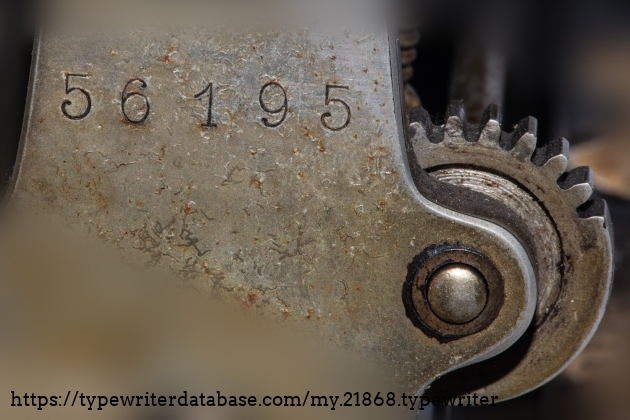 If we look at the serial number here, this typewriter should has been built around 1909. The serial number is placed also on many other parts of the typewriter, at least in 4 place, also here under the carriage, for example. It was to prevent the typewriter to be stolen, presumably.