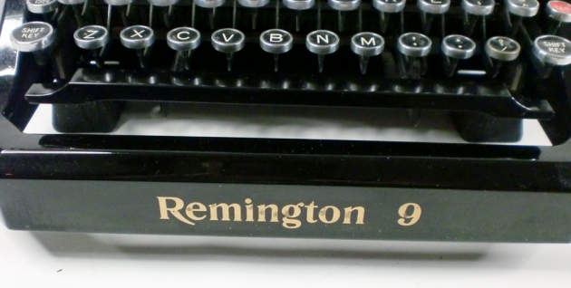 Remington "9 Noiseless" from the maker logo on the front...