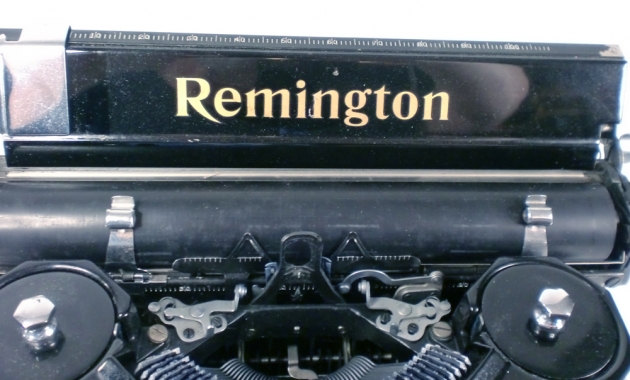 Remington "9 Noiseless" from the maker logo on the top...