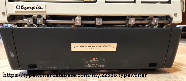 Another differentiator between the SM8 and SM9 are the manually set tab stops behind the machine. So you will also notice that there is no tab set/clear on the keyboard.