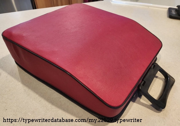 The red leatherette case really is stylish and this one is in excellent shape other than a couple of zipper teeth missing..be gentle closing it.
