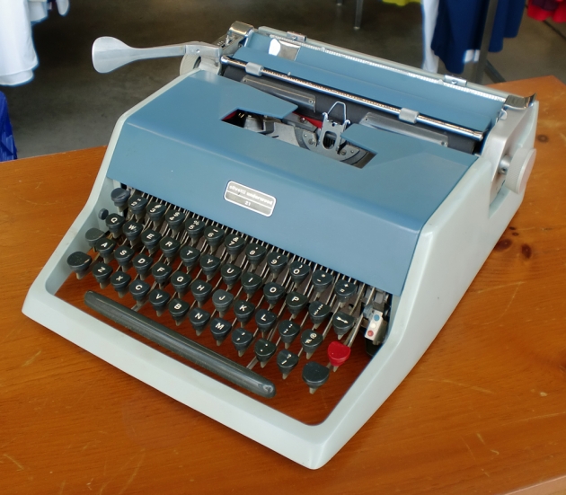 Olivetti-Underwood "21" from the right side...(3/4 view)