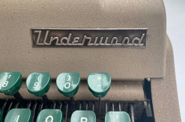 Underwood "Leader" from the maker logo on the front...