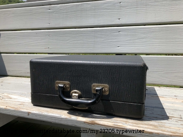 There's an easy way to spot the difference between prewar Corona Standard cases and Silent/Sterling cases. Standards have one latch, while Silents and Sterlings have two latches on their cases.