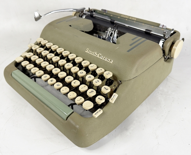 Smith Corona "Silent Super" from the right side...