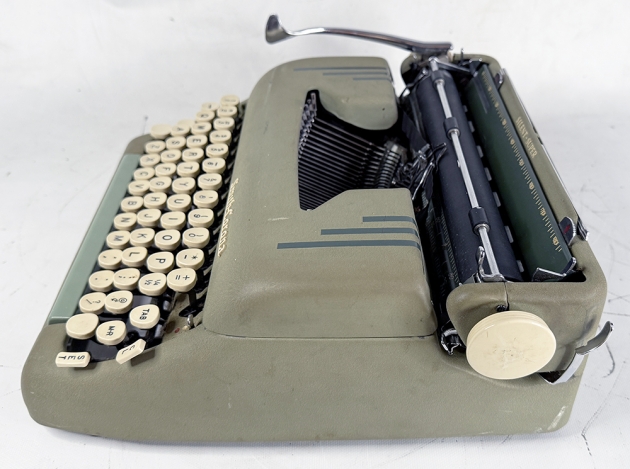 Smith Corona "Silent Super" from the right side...