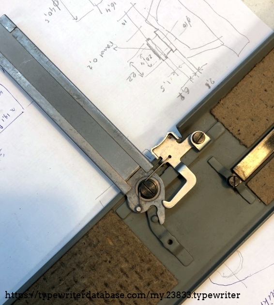 the inside of the paper support. A single spring with two functions!