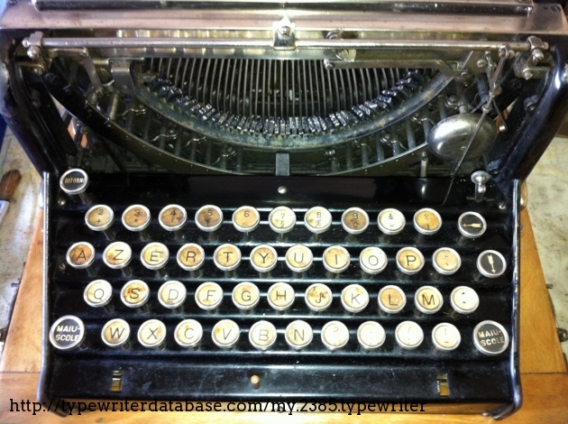 Photo taken during the restoration.. here you can see the upper keyboard pivots... Each key is linked to an upper pivot and a lower pivot. The keyboard has a separate key for accents, maybe for the foreign market.