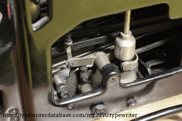 The spool gears are smaller than in the Olivetti M1, and they are better brotected inside the chassis.