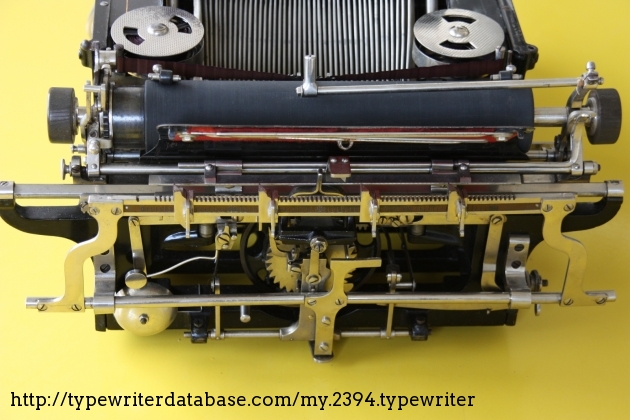 The mainspring is set in a central position, and the tabulator levers are outside the chassis.
The ribbon is 10mm-wide.
If you tried to find a 10mm-wide ribbon then you know it is impossible to find.. Here's the trick: buy a EPSON ERC-27 (cod. OEM C43S01536) cartridge, crack open it, and use its purple ribbon...