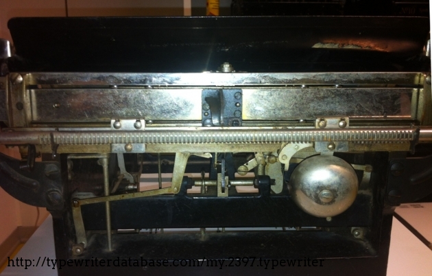 As you see the carriage runs smooth on 8 ball-bearings.
There is a tabulator, but it's not very user-friendly.