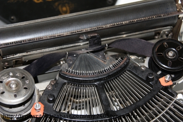 A detail of the typebars.. that rubber-bumpers are, of course, home-made spares..