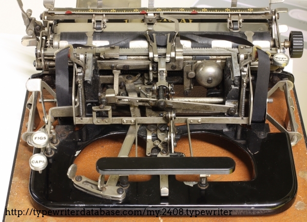 A view of the base without the keyboard. The keyboard dissassembly is very pratical for cleaning and lubrication.
That lever on the left of the space bar is used for the backspace, and works very good on this typewriter, while the lever UNDER the spacebar is the ribbon color switch.