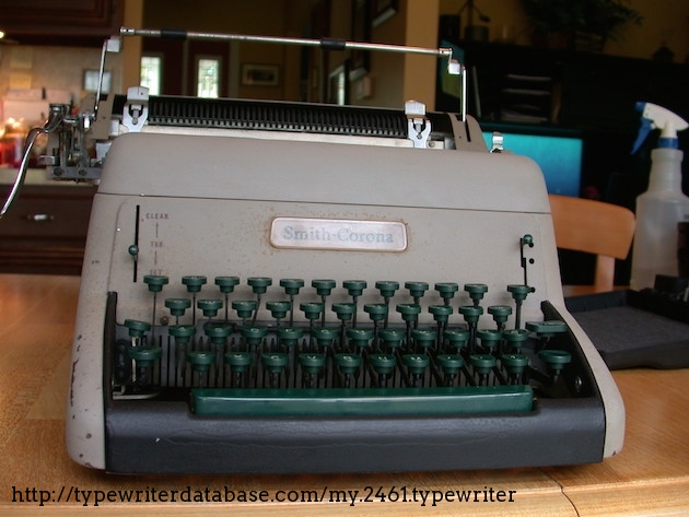 The Pacemaker with part of the carriage body removed. The black front with the green keys and grey body really make this machine very handsome.