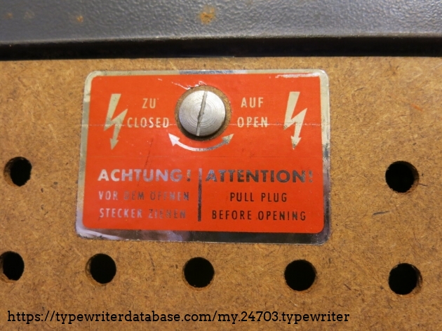 Latching screw Latching screw