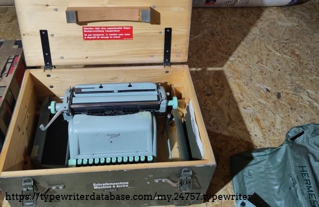 Not very visible but on the right and left sides of the typewriter are two strange support to be mounted on the carriage which use is not obvious to me.