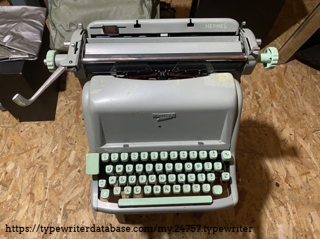 At a first sight, the specific features of the military version of the Hermes 8 are the large tabulator key on the left to be activated with the hand's palm, the plain paper bail without rollers and graduations and the missing paper supports.