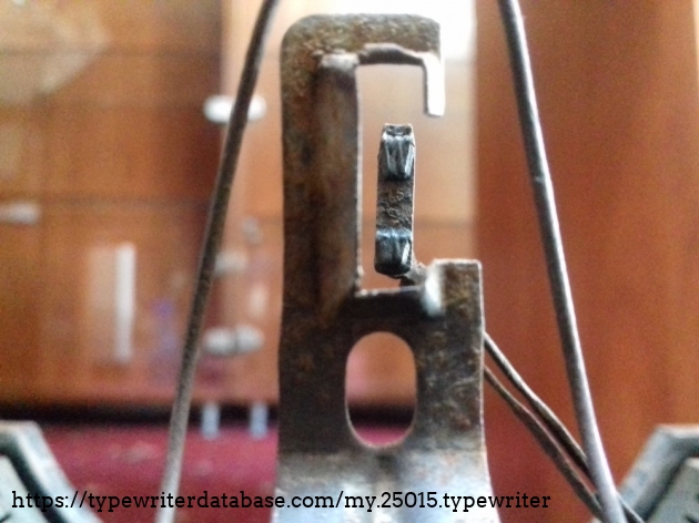 W and Q are the only moving keys (photo take from the place where the platen should have been)