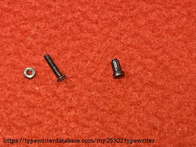 On the left the screw that was fixing the star wheel, while on the right is an original broken screw from another Splendid I have, confirming that the problem was not uncommon when the Splendid were used intensively. On the left the screw that was fixing the star wheel, while on the right is an original broken screw from another Splendid I have, confirming that the problem was not uncommon when the Splendid were used intensively.
