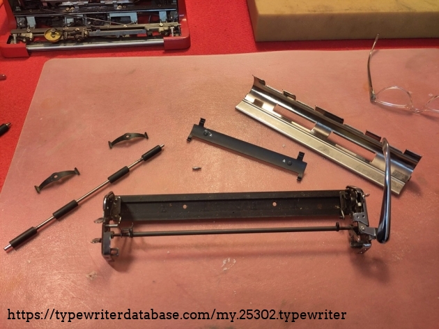Carriage "exploded" to have access to the two sheet spings that ensure the contact of the secondary rollers with the platen (on the left). Carriage "exploded" to have access to the two sheet spings that ensure the contact of the secondary rollers with the platen (on the left).