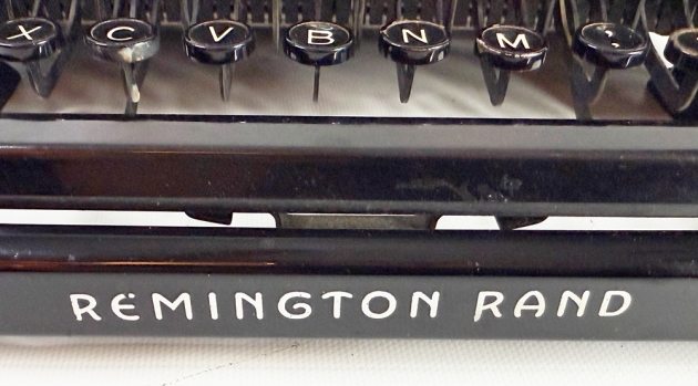 Remington "Streamliner" from the logo on the top... Remington "Streamliner" from the logo on the top...