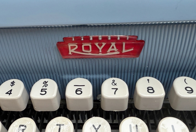 Royal "Futura 800" from the maker logo on the front... Royal "Futura 800" from the maker logo on the front...