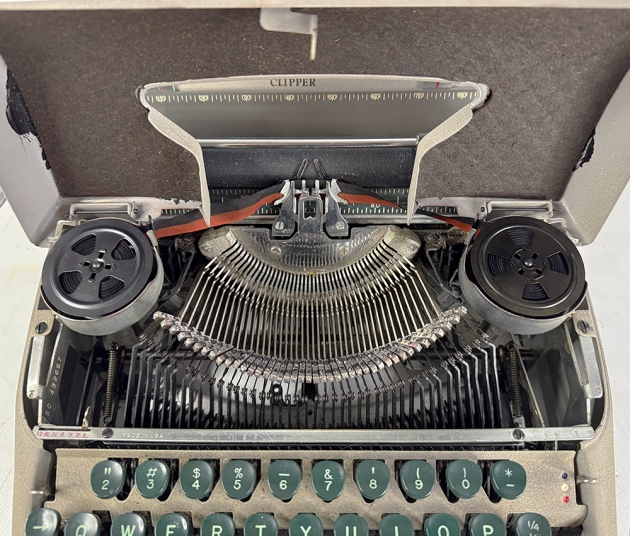 Smith Corona "Clipper" from under the hood...