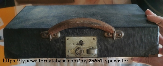 Case front with handle Case front with handle