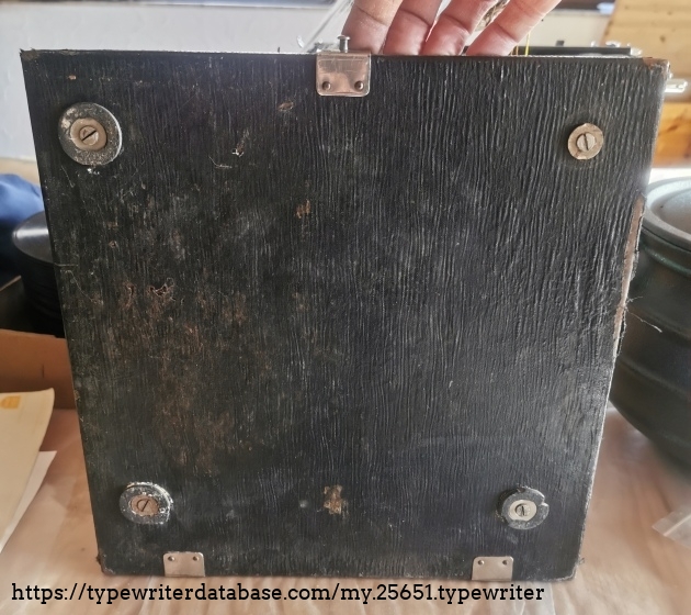 Case underside Case underside