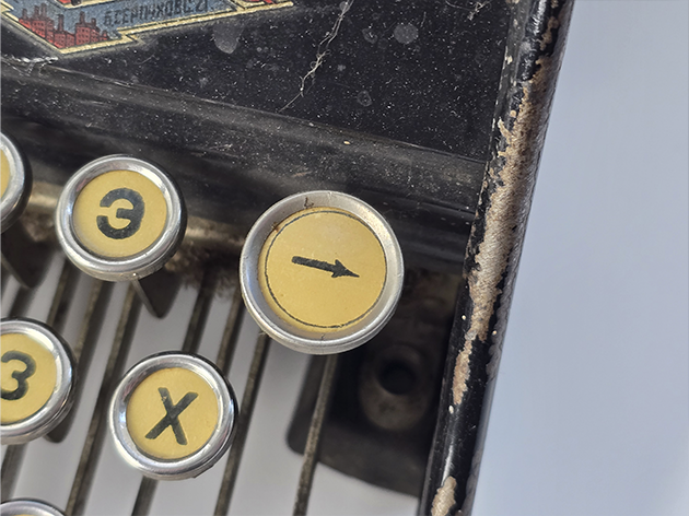 Unique backspace button design unseen on any other Moskva typewriters Unique backspace button design unseen on any other Moskva typewriters