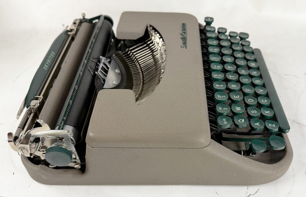 Smith Corona "Skyriter" from the left side/top... Smith Corona "Skyriter" from the left side/top...